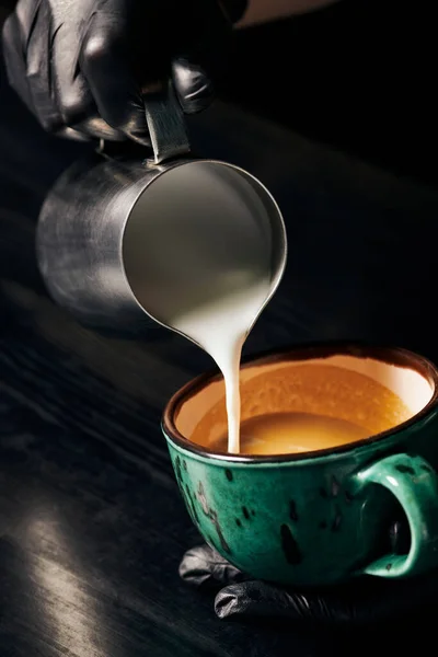 Kanne, Milch gießen, Barista in Latexhandschuhen Cappuccino zubereiten, aromatischer Espresso, Latte Art — Stockfoto