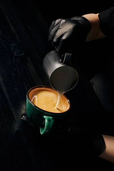 Barista preparando capuchino, latte art, jarra con leche, taza con espresso, arábica, energía - foto de stock