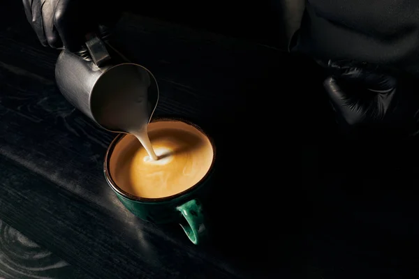 Barista preparación de capuchino, latte art, jarra con leche, taza con bebida, arábica, energía - foto de stock