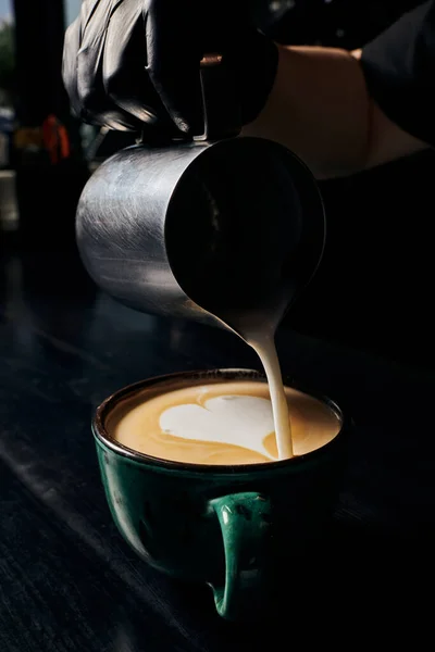 Latte Art, Barista bereitet Cappuccino zu, Kanne mit Milch, Tasse mit Espresso, Arabica, Kaffee — Stockfoto