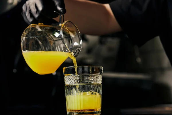 Barista préparation boisson bourdon, jus d'orange et expresso, boisson fraîche d'été, rafraîchissant, café — Photo de stock