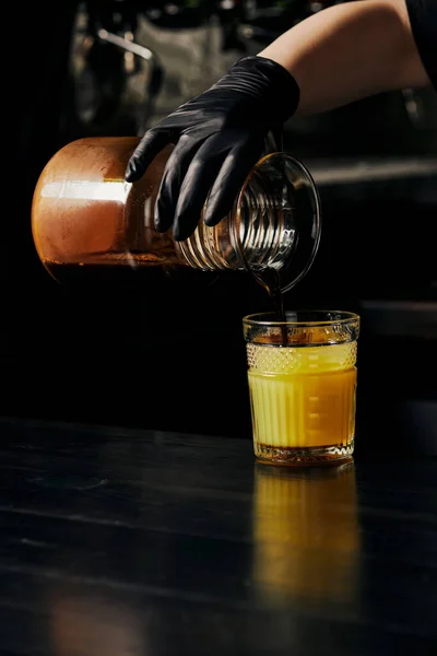 Barista preparar abejorro bebida, verter espresso en jugo de naranja, bebida, refrescante, café - foto de stock