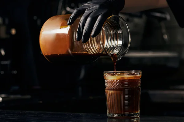 Verser l'expresso dans le jus d'orange, boisson rafraîchissante, café, barista faire boisson bourdon — Photo de stock