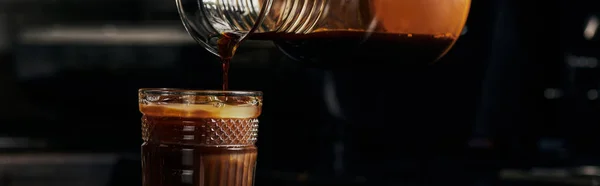 Einschenken von Espresso in Orangensaft, Erfrischungsgetränk, Kaffee, Hummelgetränk, Banner — Stockfoto