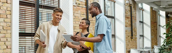 Heureux collaborateurs interraciaux à l'aide de gadgets, ordinateur portable, tablette, numérique, démarrage, hommes et femmes, bannière — Photo de stock