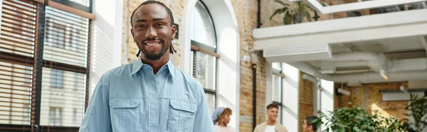 Щасливий афроамериканський чоловік дивиться на камеру, офісний працівник, ген z, стартап, горизонтальний, банер — стокове фото