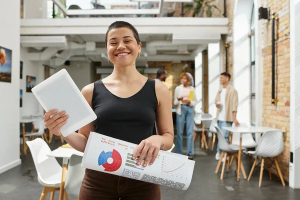 Cheerful and tattooed businesswoman holding digital tablet, startup, generation z, graphs, coworking — Stock Photo