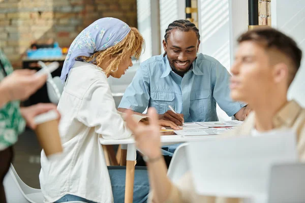 Glücklich afrikanisch-amerikanische Mitarbeiter diskutieren Projekt über Graphen, Coworking, Start-up, Ideen — Stockfoto