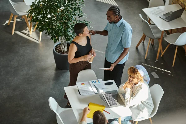 Joyeuses personnes interraciales bavardant dans un espace ouvert moderne, coworking, start-up, génération z, bureau — Photo de stock