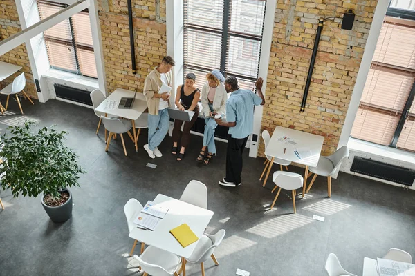 Hommes d'affaires multiethniques utilisant un ordinateur portable, partageant des idées, démarrage, coworking, open space, gadgets — Photo de stock