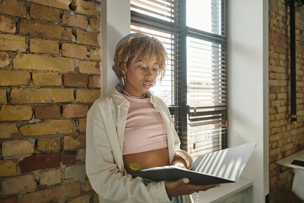 Donna afroamericana in possesso di cartelle, guardando documenti, open space, progetto di startup, idee — Foto stock