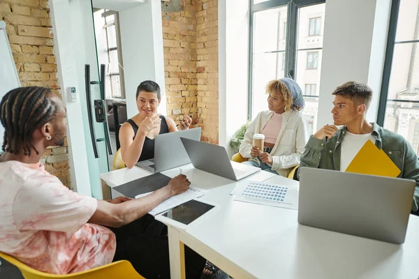 Happy team leader talking to interracial colleagues, diversity, gadgets, discussing startup, ideas — Stock Photo