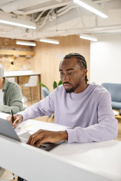 Coworking, homem americano africano tomar notas, e usando laptop, planejamento de inicialização, geração z — Fotografia de Stock