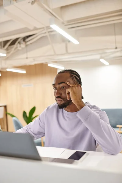 Homme afro-américain concentré utilisant un ordinateur portable, travaillant sur le projet de démarrage, idées, créativité, remue-méninges — Photo de stock