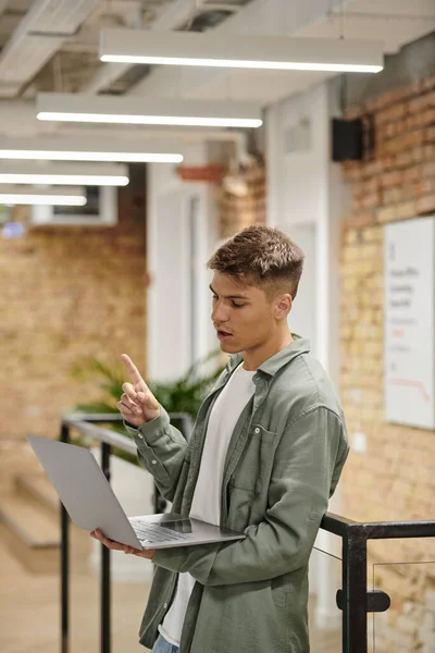 Jovem usando laptop, chamada de vídeo, sinal de ideia, coworking moderno, escritório, geração z, inicialização — Fotografia de Stock