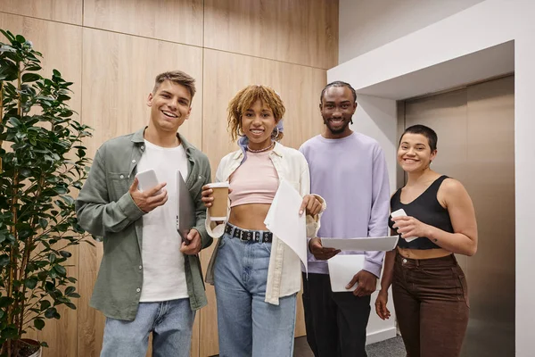 Kulturelle Vielfalt, zufriedene Geschäftsleute vor der Kamera, Coworking, Start-up, Generation z — Stockfoto