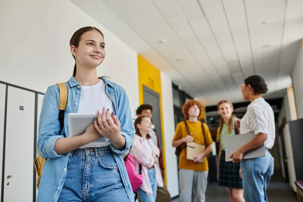 De vuelta a la escuela, chica adolescente feliz con tableta digital en el pasillo, diversidad, profesor y estudiantes - foto de stock