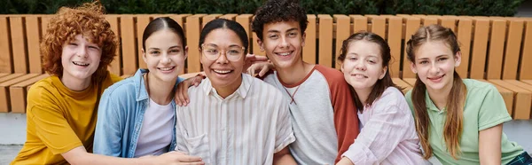 Bannière, retour à l'école, heureuse adolescente et professeur afro-américain, diversité, étude — Photo de stock