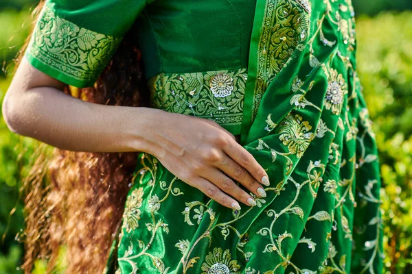 Abgeschnittene Ansicht einer langhaarigen Frau im stylischen Sari mit Muster, die im Park im Freien steht — Stockfoto