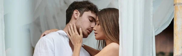 Нежная пара перед поцелуем, мужчина обнимает женщину возле белого тюля частного павильона, баннер — стоковое фото