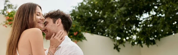 Tätowierte Frau lächelt und umarmt leidenschaftlichen Mann im Sommerurlaub, romantisches Wochenende, Banner — Stockfoto