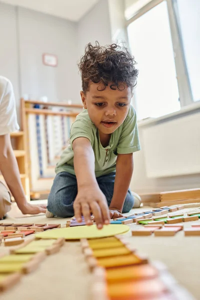 Montessori material, smart afrikan american boy reach educational color toy, game, teacher — Stockfoto