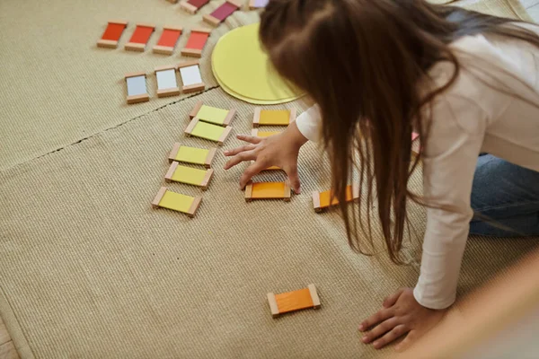 Montessori-Material, intelligentes Mädchen spielt pädagogisches Farbspiel in Form von Sonne, frühe Bildung — Stock Photo