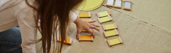 Materiale montessori, ragazza che gioca gioco di colore educativo a forma di sole, educazione precoce, banner — Foto stock