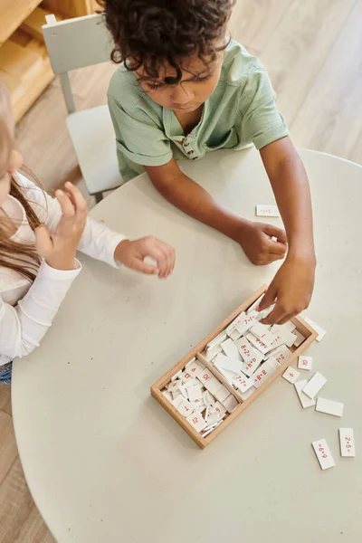 Apprendimento della matematica, ragazzo afro-americano che gioca con la ragazza, scuola montessori, bambini diversi, vista dall'alto — Foto stock