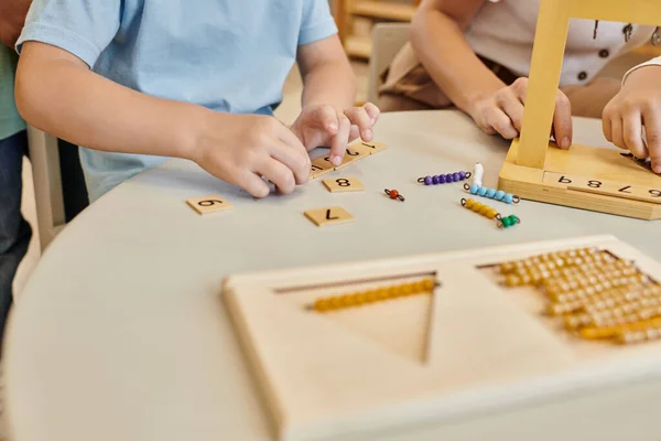 Школа montessori, усеченный вид детей, играющих в развивающие игры, изучение математики, развивающие игры — стоковое фото