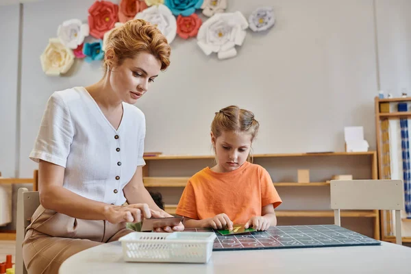 Smart girl counting near female teacher, kreidetafel, lernen, wie man zählt in Montessori-Schule — Stockfoto