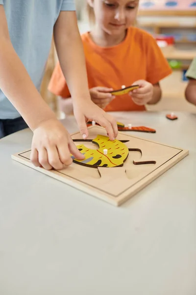 Interrassische Kinder, die in der Schule mit didaktischem Montessori-Material spielen, lernen und spielen, Jungen und Mädchen — Stockfoto