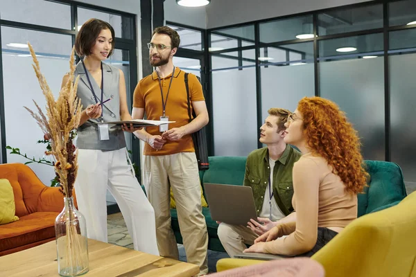 Предпринимательство, молодая команда во главе с бумагами и ноутбуками беседует с бизнес-командой в офисе — стоковое фото