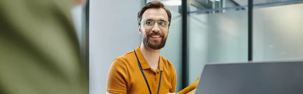 Feliz barbudo hombre de negocios en gafas mirando borrosa colega en la oficina, pancarta - foto de stock