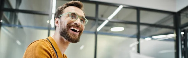 Headshot profissional de empresário barbudo exultante em óculos no escritório contemporâneo — Fotografia de Stock