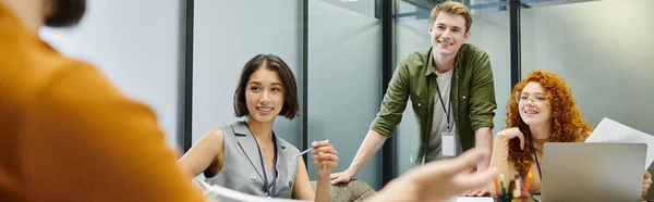 Smiling business people looking at blurred colleague in office, startup project planning, banner — Stock Photo