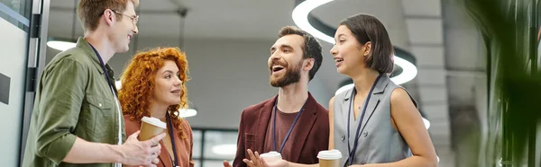 Bärtiger Geschäftsmann lacht neben Mitarbeitern mit Imbissgetränken, Kaffeepause im Büro, Transparent — Stockfoto