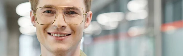 Profesional headshot de alegre empresario en gafas sonriendo a cámara en oficina, pancarta - foto de stock