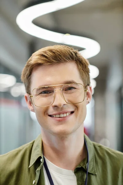 Ritratto di uomo d'affari di successo e felice in occhiali che guardano la macchina fotografica in ufficio moderno — Foto stock