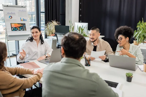 Glückliche multikulturelle Geschäftsleute diskutieren Projekt und Brainstorming über modernes Coworking Office — Stockfoto