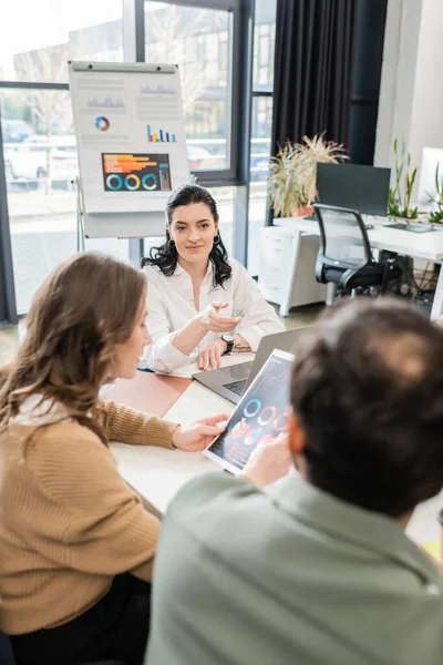 Happy team lead talking to colleagues and discussing startup project together in coworking space — Stock Photo
