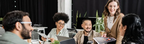 Equipe de negócios interracial feliz olhando para o líder da equipe em primeiro plano desfocado, brainstorming banner — Fotografia de Stock
