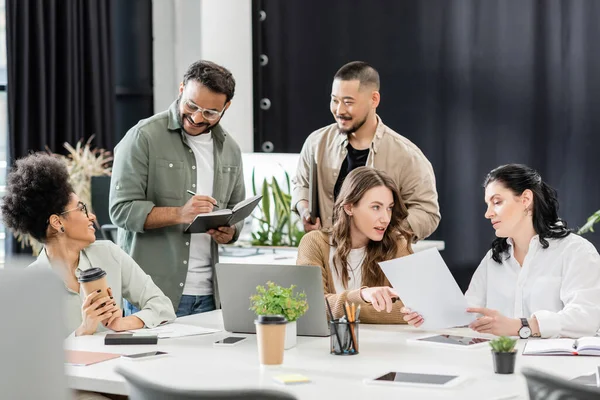 Multiethnisches Business-Team, das Ideen generiert und Projekte im Coworking diskutiert, Gruppe von Menschen — Stockfoto