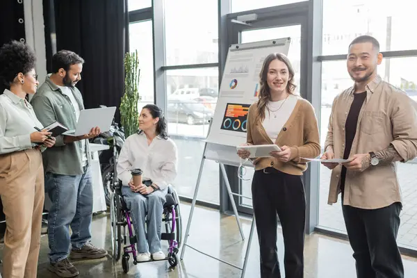 Різноманітність та включення, міжрасовий стартап проект планування команди з інвалідністю жінки-співробітниці — стокове фото