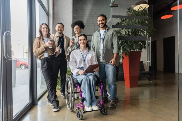Portrait d'une équipe de démarrage diversifiée regardant la caméra et posant au bureau, utilisateur de fauteuil roulant, inclusion — Photo de stock