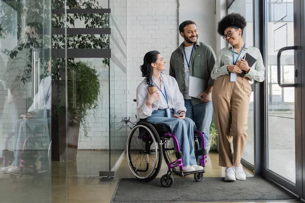 Gruppenaufnahme diverser Geschäftsleute, behinderte Frau im Rollstuhl plaudert mit Kollegen — Stockfoto