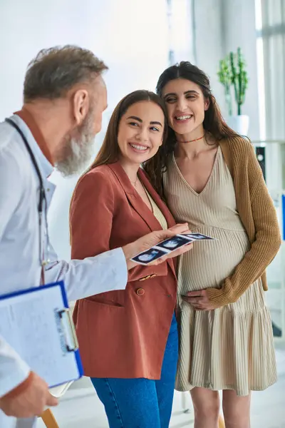 Doctor gynecologist with his patients holding ultrasound of baby, in vitro fertilizing concept — Stock Photo