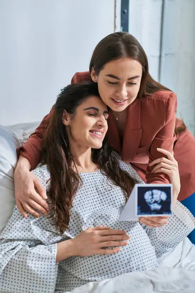 Amour joyeux couple lgbt regardant l'échographie de leur bébé et câlins chaleureusement, concept ivf — Photo de stock