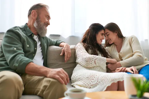 Padre seduto sul divano e guardando amorevolmente la figlia incinta e il suo partner, concetto ivf — Foto stock