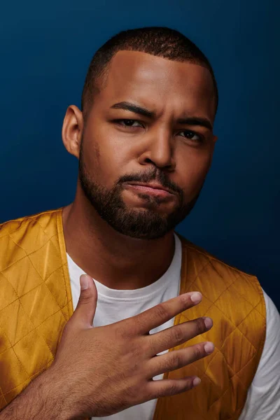 Portrait of handsome african american man looking at camera with hand near face, fashion concept — Stock Photo